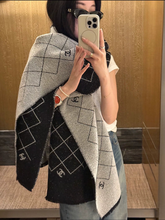 C 25 Large logo scarf with classic diamond pattern.