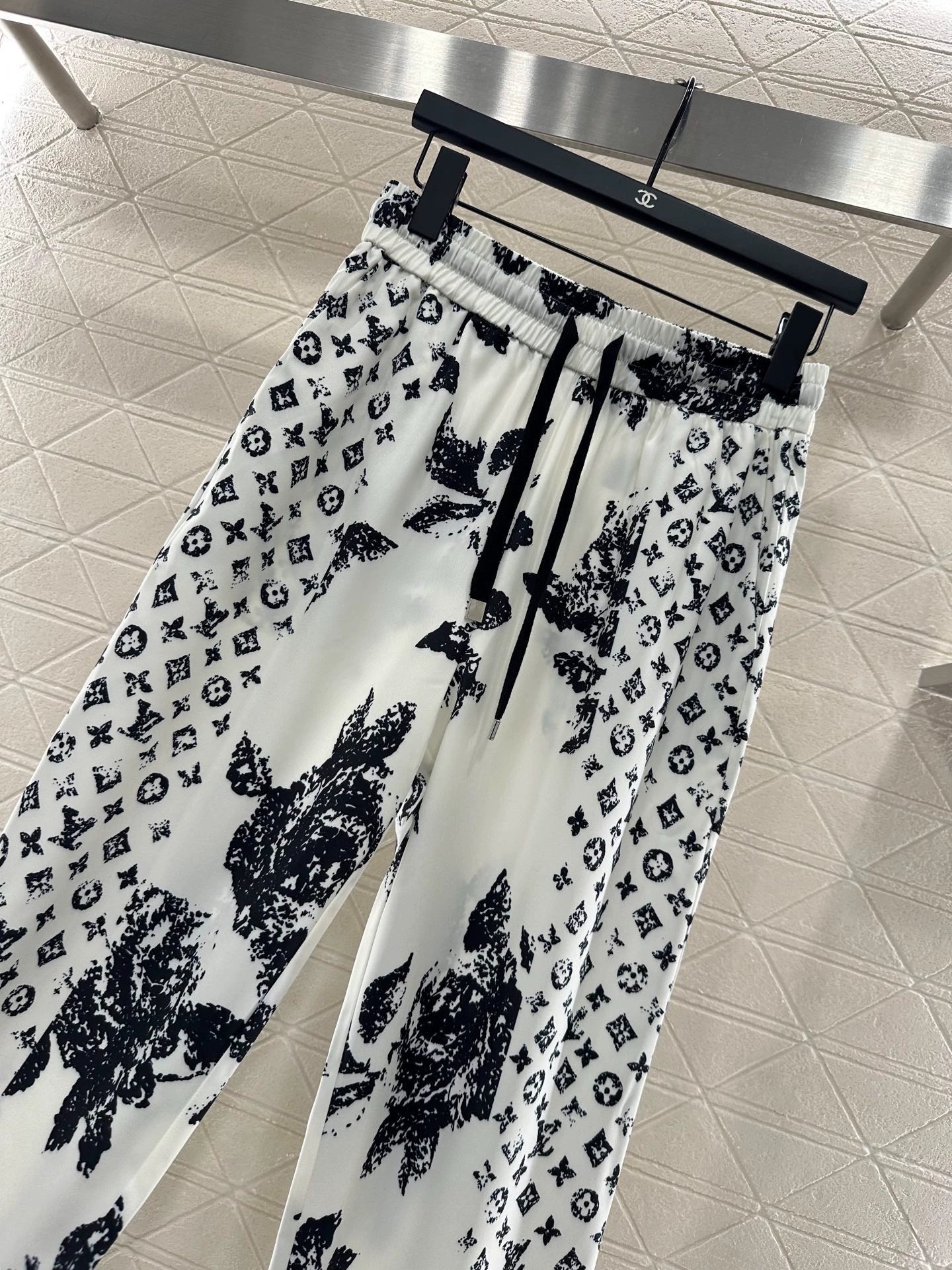L 25 Printed drawstring trousers