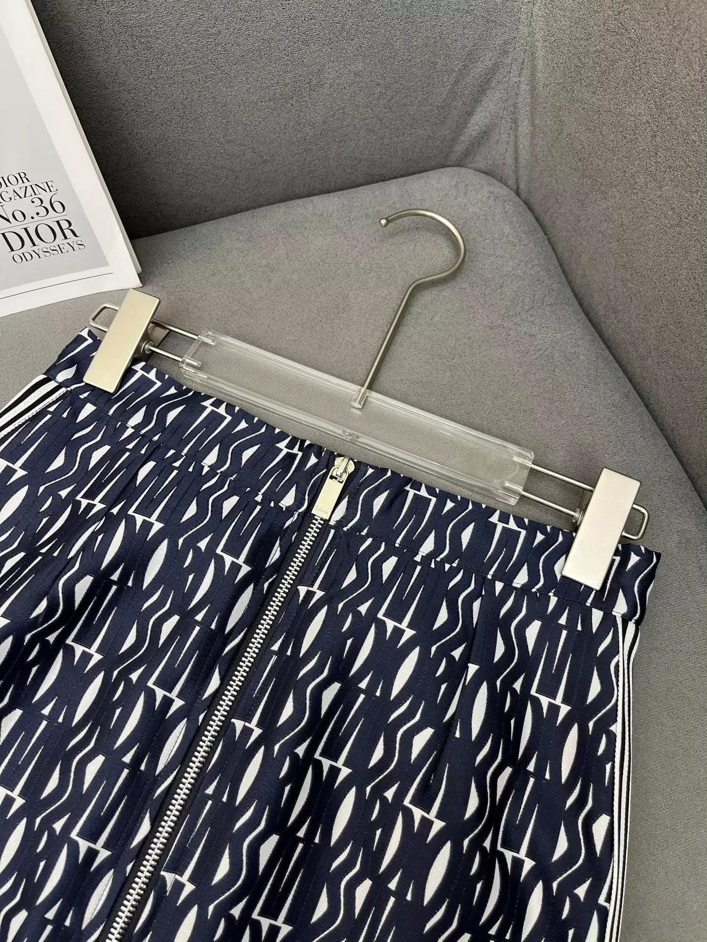 D 25 Patterned jacquard half skirt with front center zipper