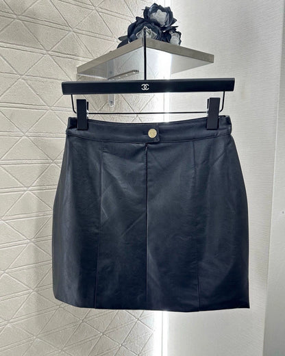 C 25 Hip-hugging leather miniskirt