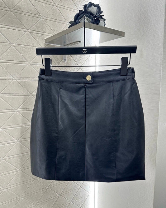 C 25 Hip-hugging leather miniskirt