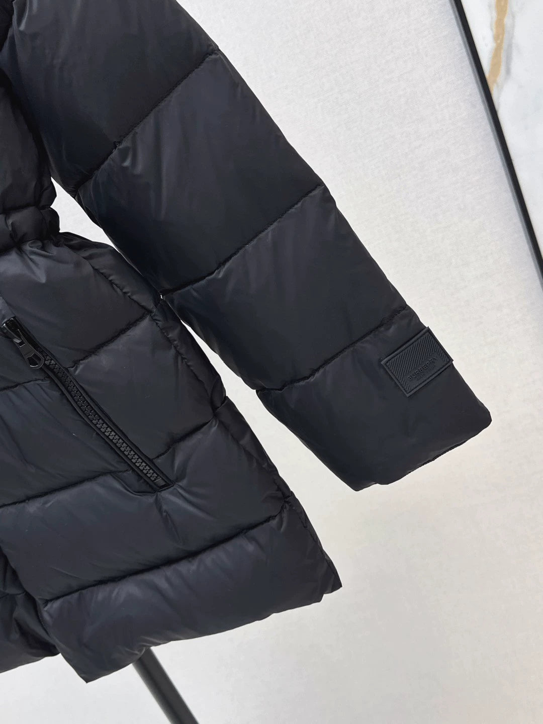 BRU 25fw Hooded, drawstring-waisted down jacket