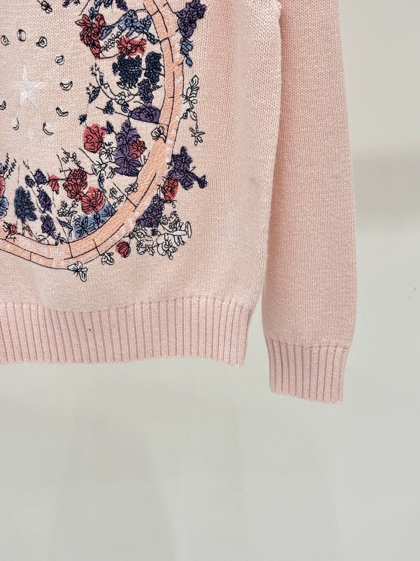 D 25 new letter star flower embroidery jacquard simple casual knitted long-sleeved top