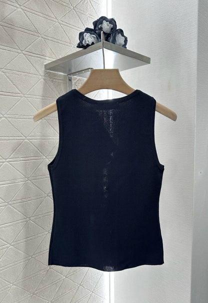 D 25 New Front Cutout Knit Vest