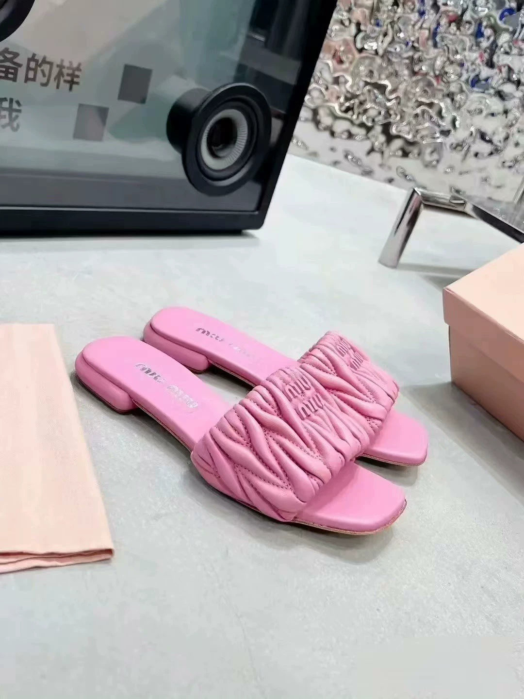 M 25 Spring and Summer New Soft Lambskin Wrinkled Sandals