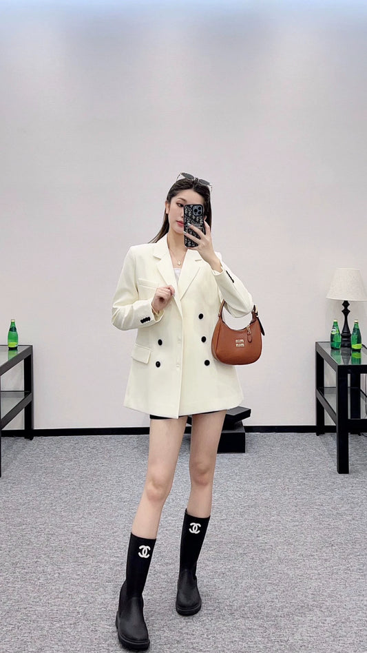 D 25 Silk and wool straight shoulder double-breasted suit