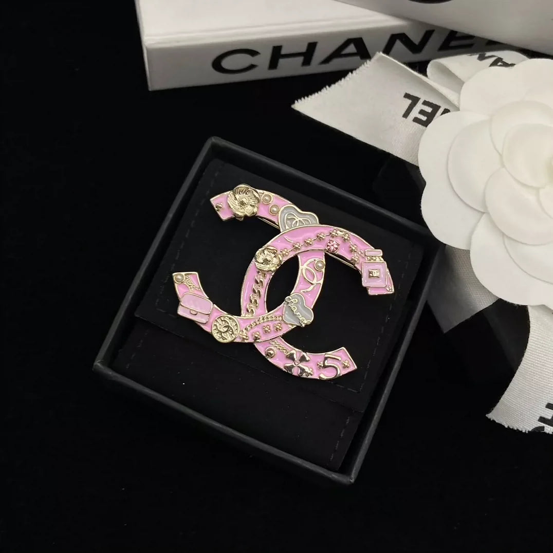 25 Summer new pink enamel double C brooch