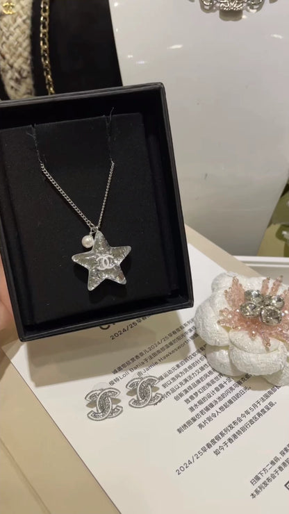 C 25 New Reversible White Enamel Acrylic Star Necklace