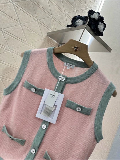 2025 New Color-blocked Round Neck Button Knitted Vest