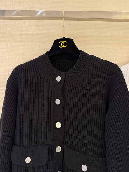 25 Early Autumn New Hollow Three-Dimensional Jacquard Double Pocket Round Neck Knitted Cardigan