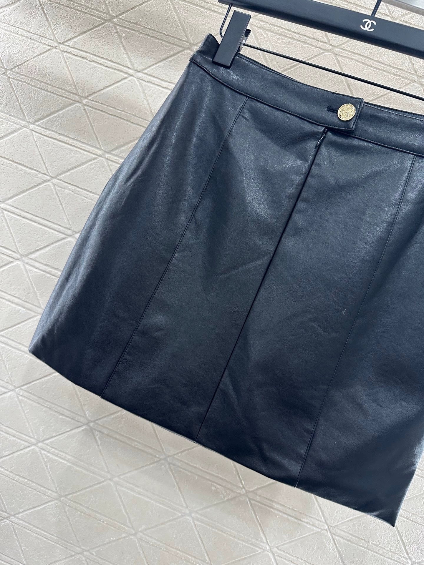 C 25 Hip-hugging leather miniskirt
