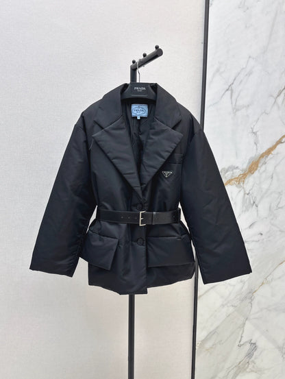 P 25fw belt decoration short suit down jacket
