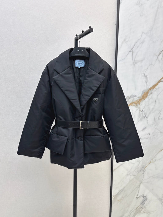 P 25fw belt decoration short suit down jacket