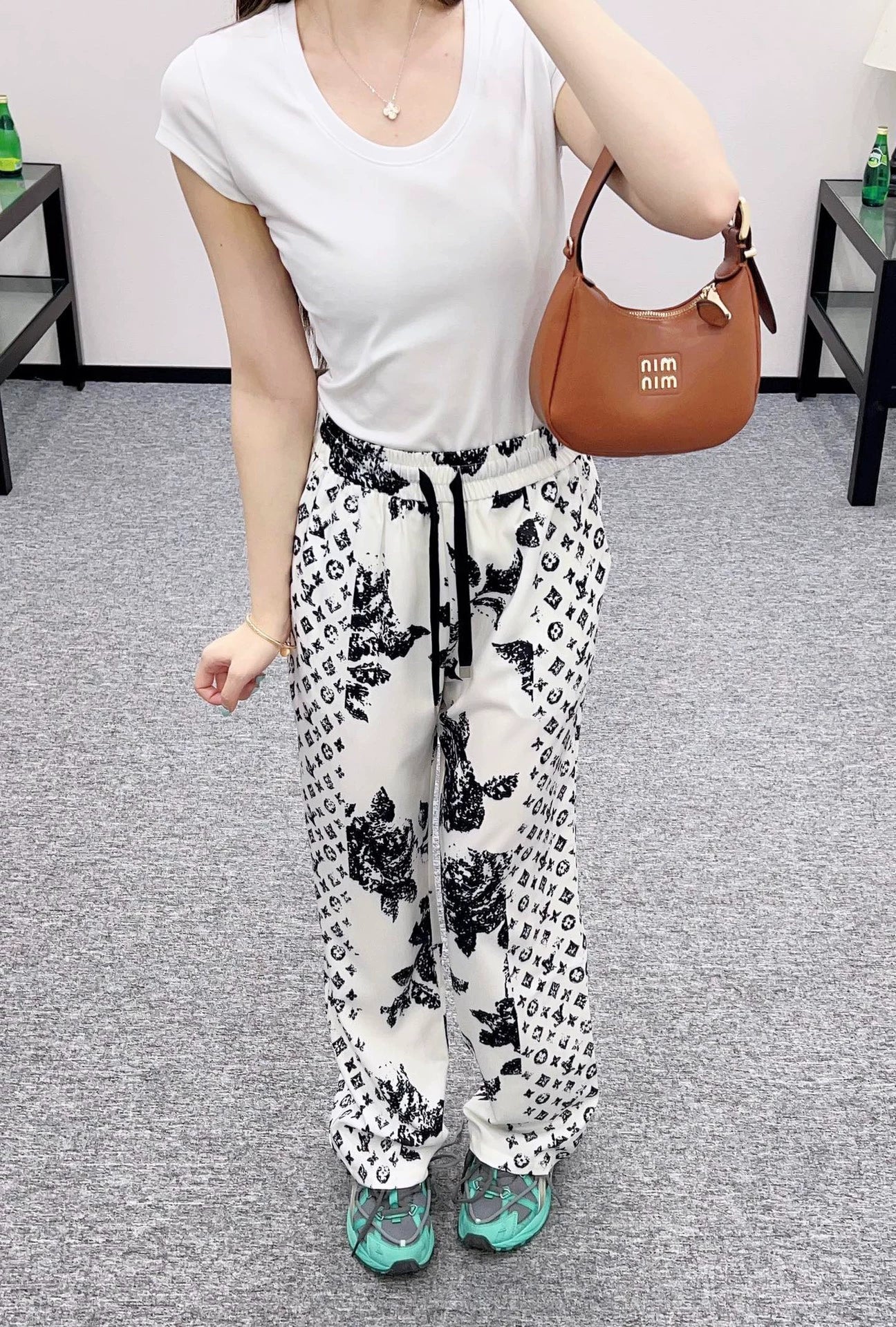 L 25 Printed drawstring trousers
