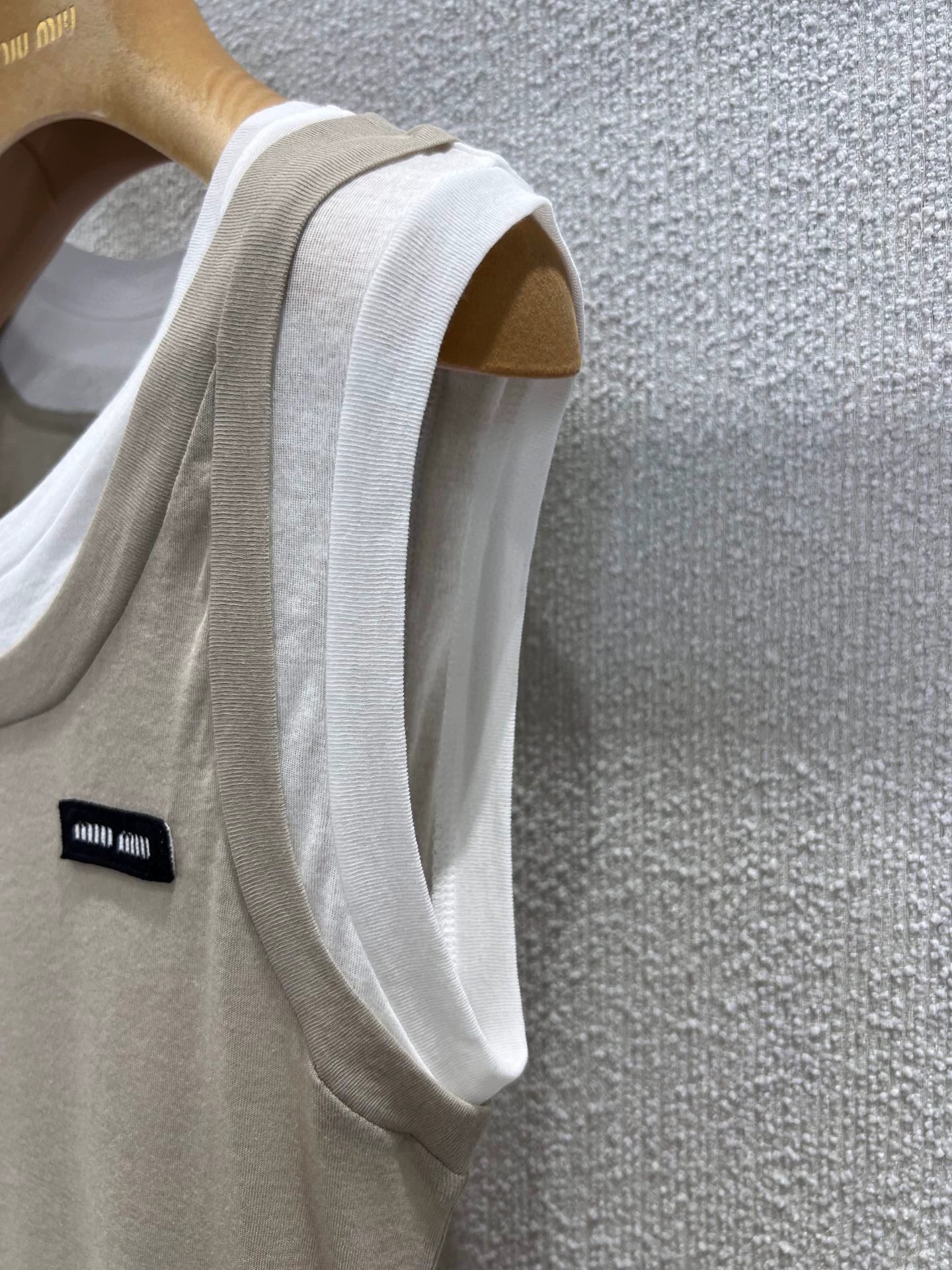 M 25SS new summer style fake two-piece contrasting color decorative label sleeveless vest