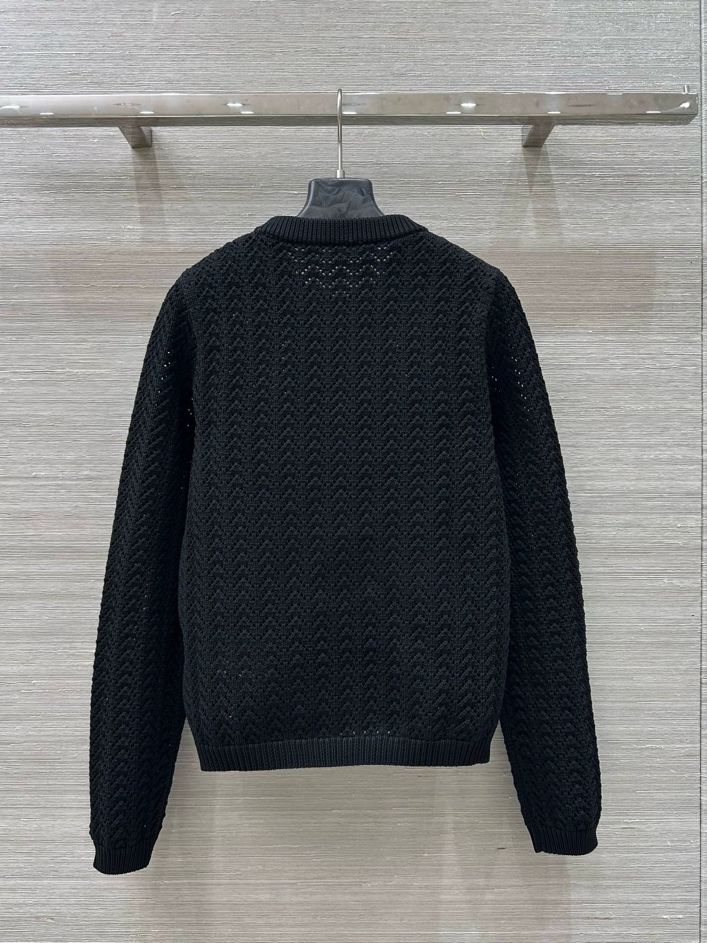 G 25 New Knitted cardigan with cut-out design.