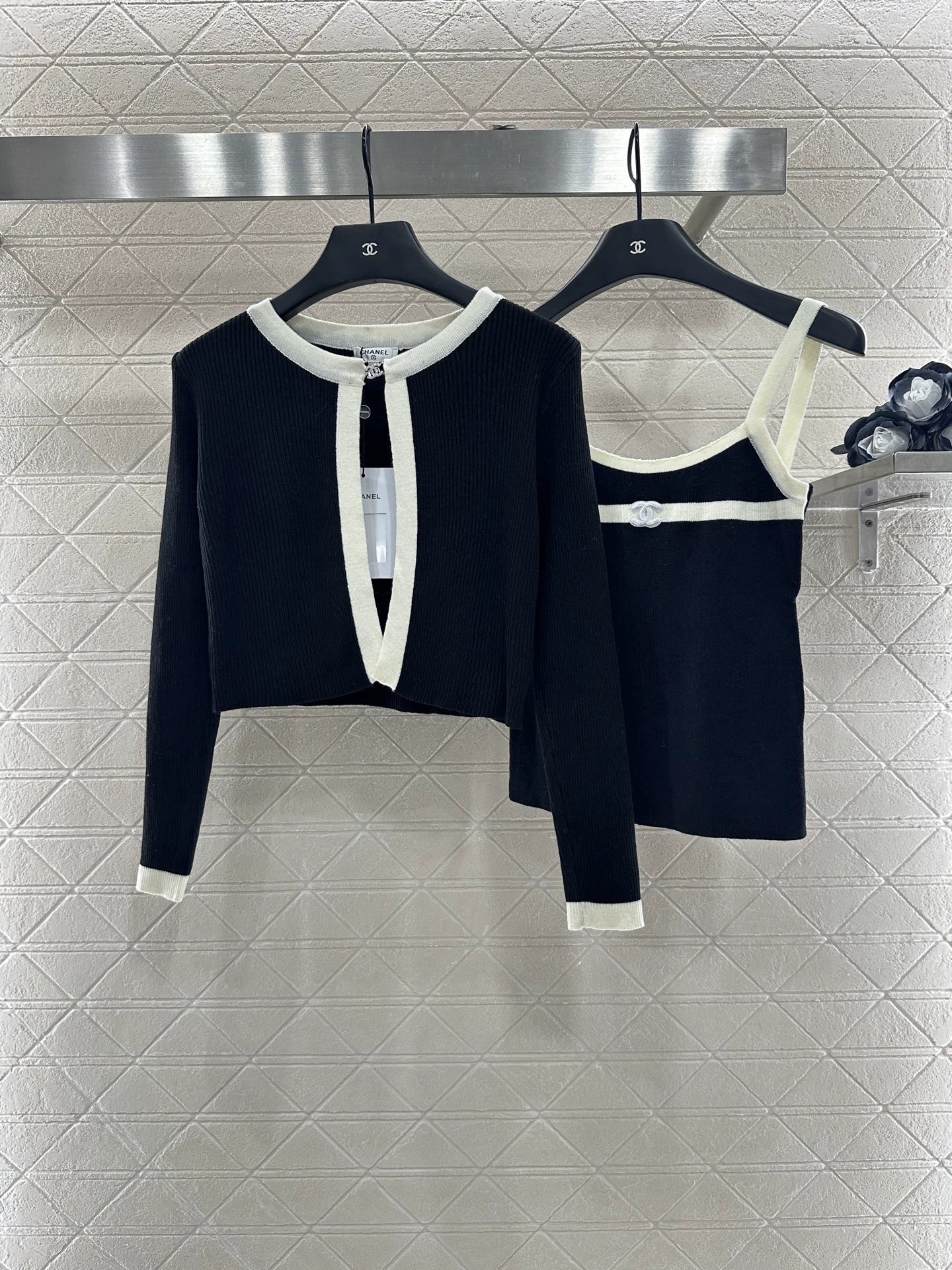 C 25 Two-piece knitted cardigan set with suspenders