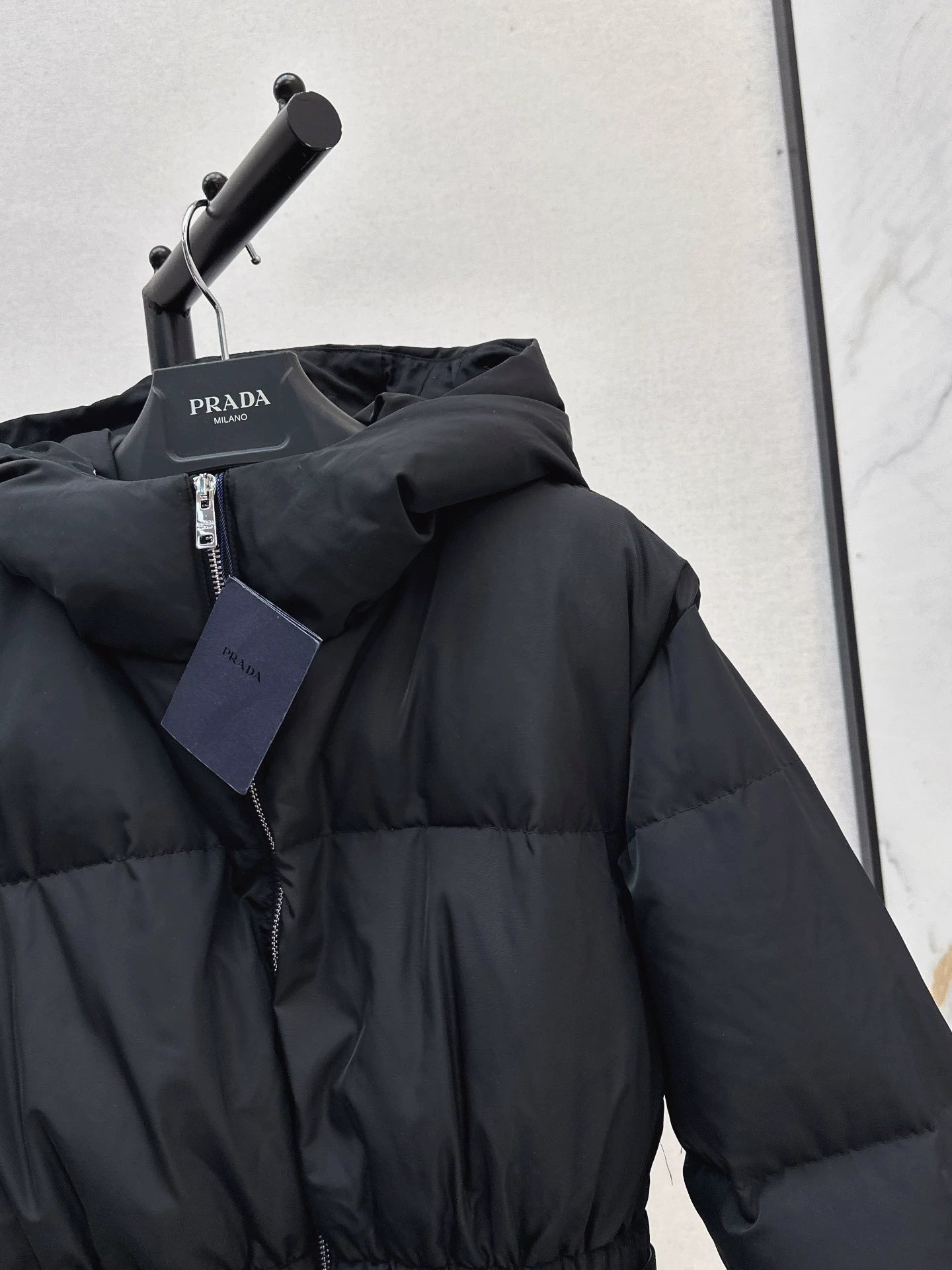 P 25fw Hooded slim-fit mid-length down jacket