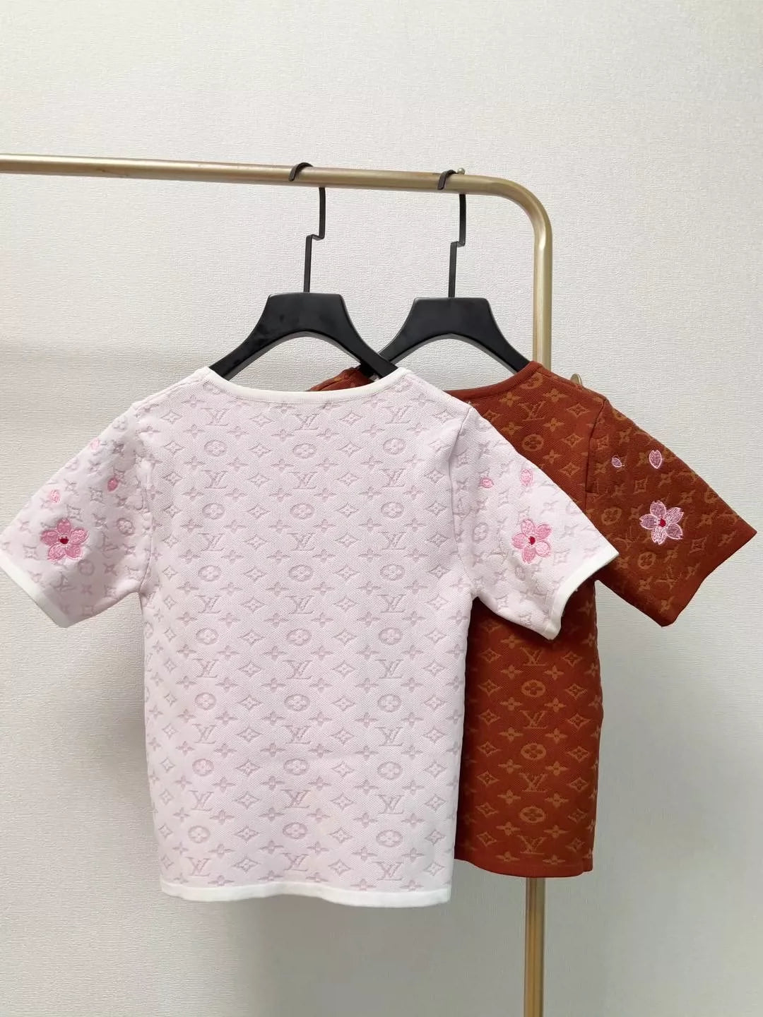 L 25 New Letter Full Print Embossed Flower Embroidery Knit Crew Neck Short Sleeve
