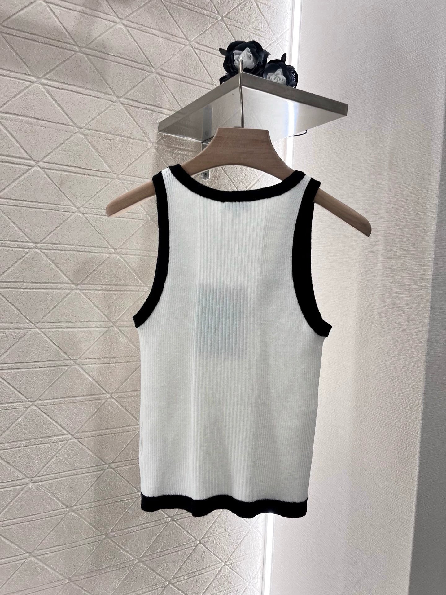 C 25 Spring and Summer new style contrasting knitted vest with hemming