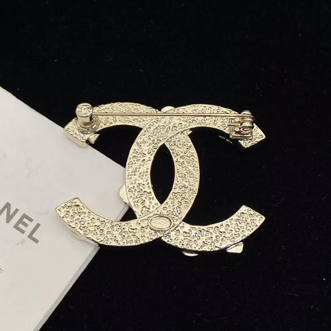 25 Summer new pink enamel double C brooch