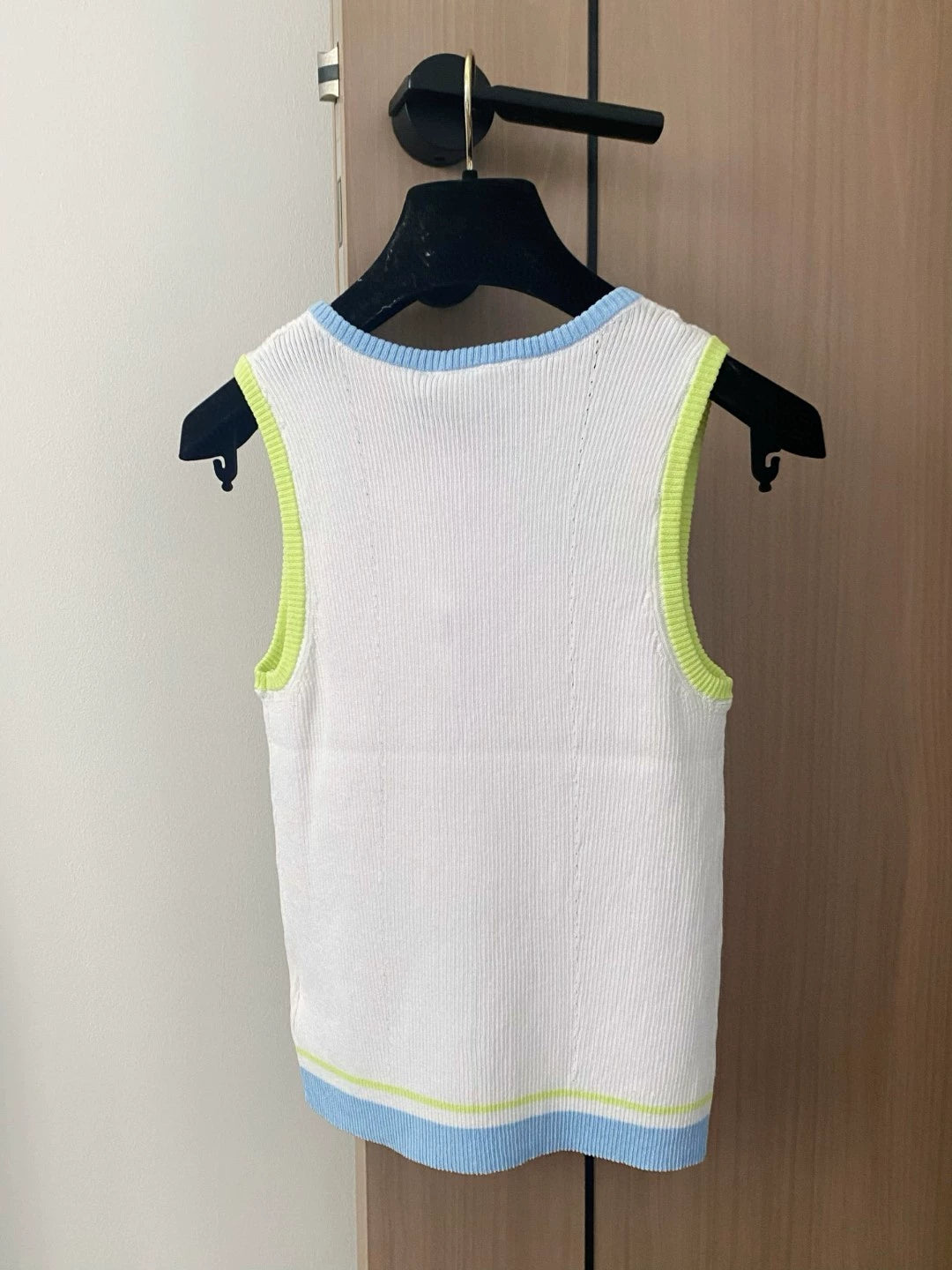 D 25 Débardeur en tricot sans manches avec broderie New Bees 