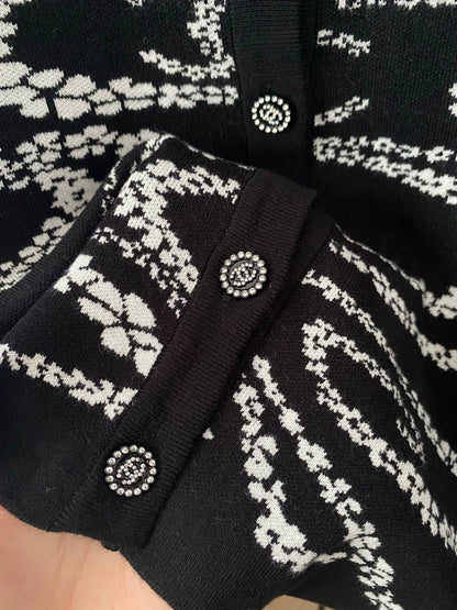 C 25 neue Strickjacke mit Blütenmuster und Rundhalsausschnitt 