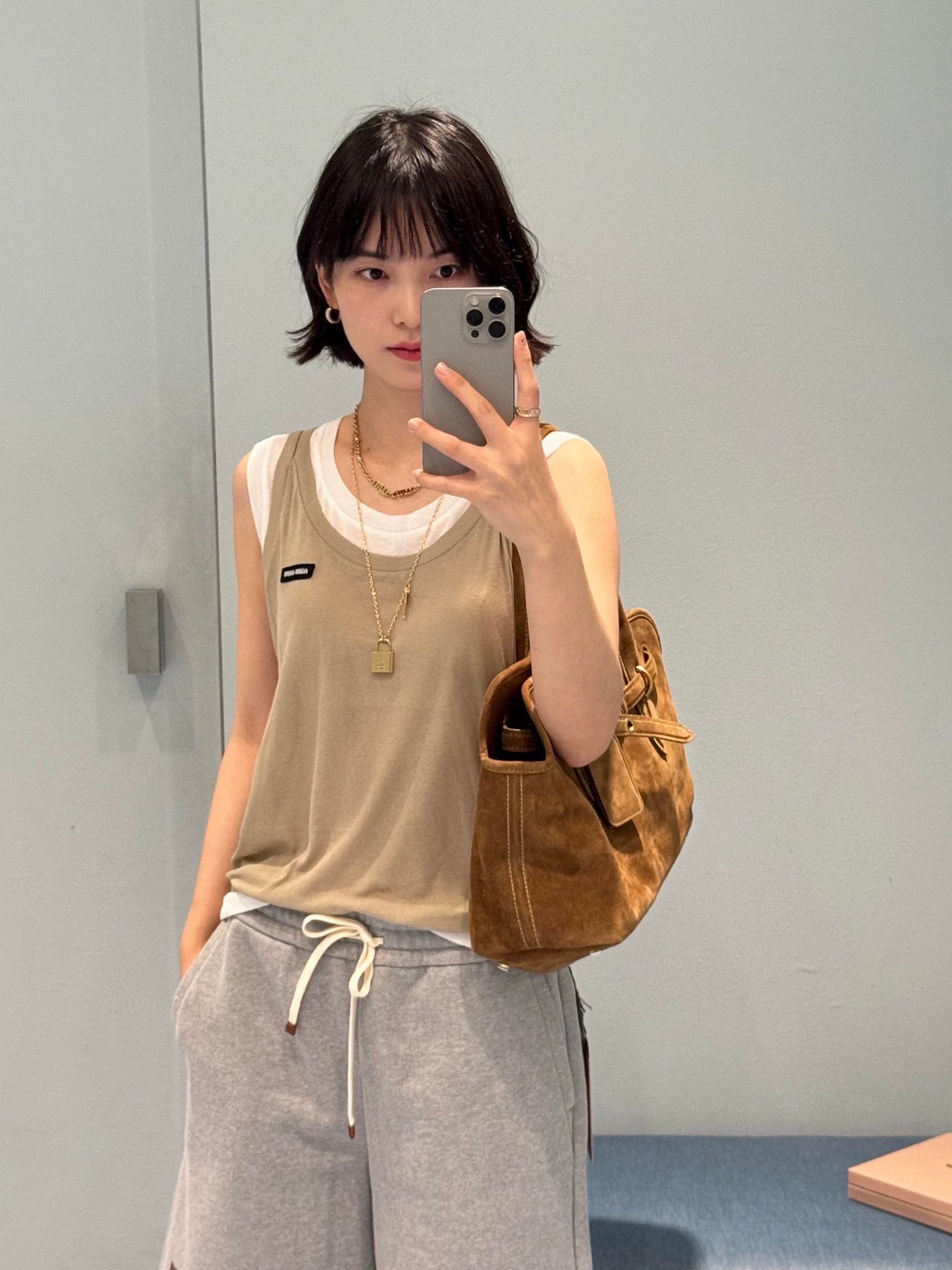 M 25SS new summer style fake two-piece contrasting color decorative label sleeveless vest