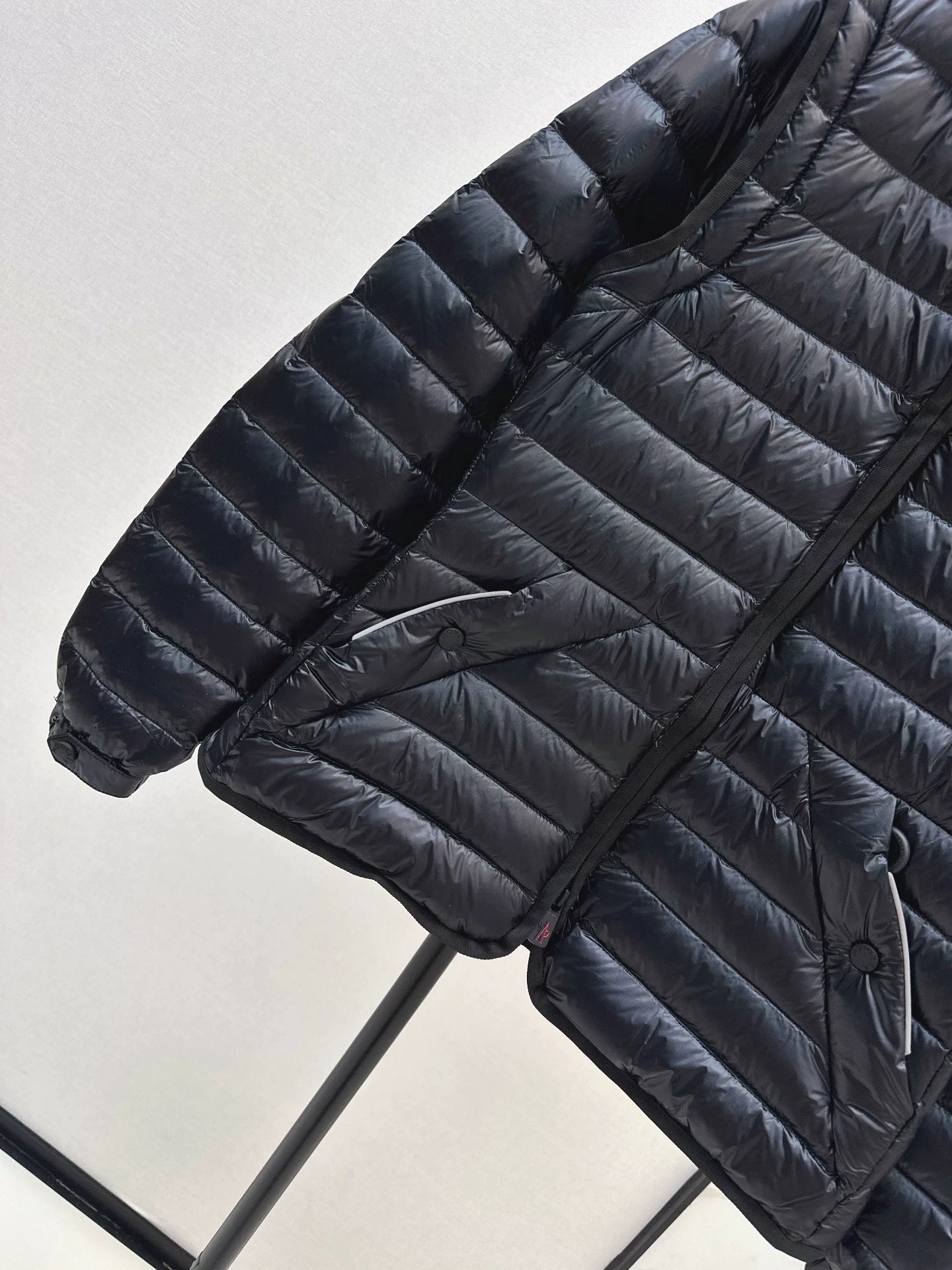 Mon 25fw New lightweight down jacket with detachable sleeves.