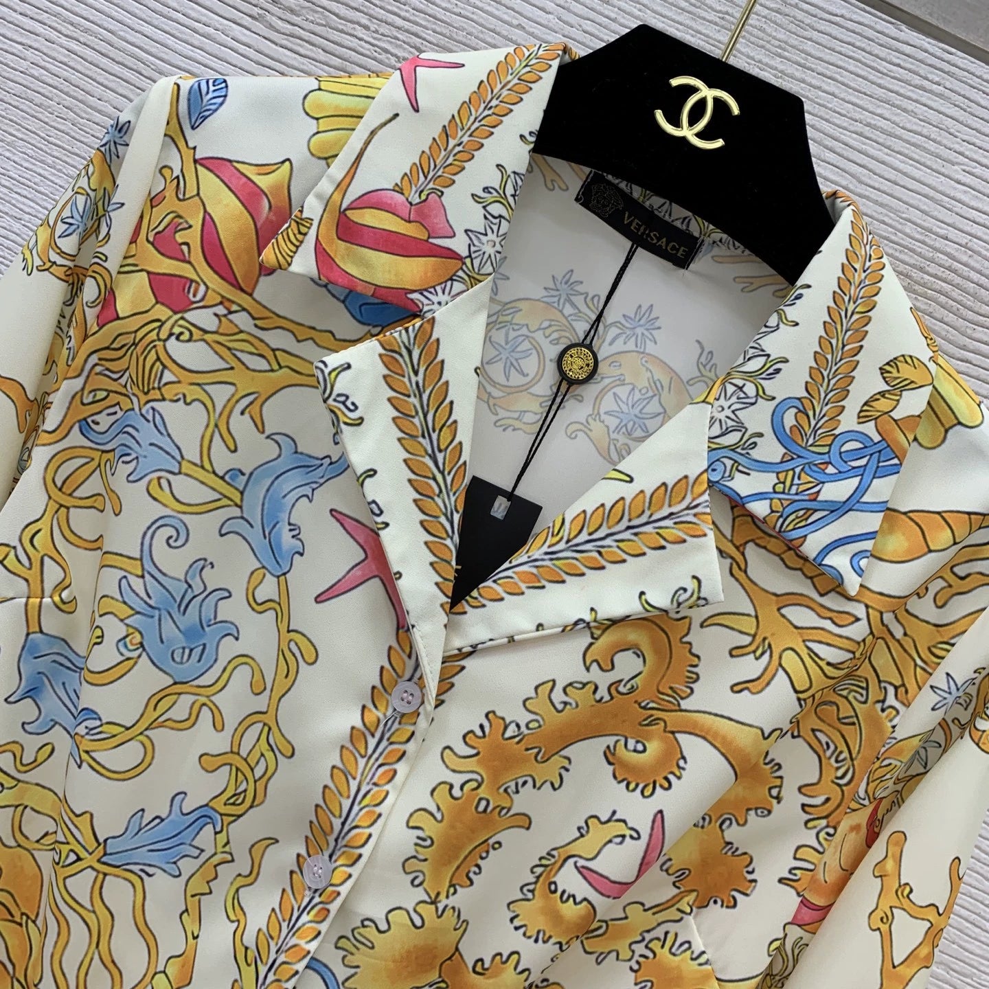 Ve New 25-inch starfish and conch shell print two-piece suit with a stylish holiday vibe.