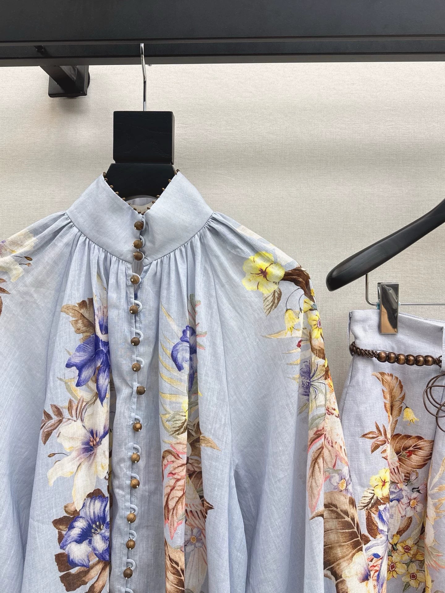 Z 25 – Neueste Resort-Kollektion – Set aus bedrucktem, verziertem Hemd und Shorts 