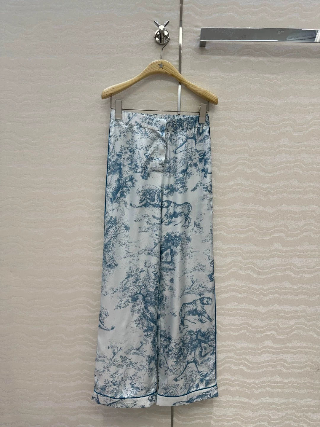 D 25 new animal jungle series pajama style silk trousers!