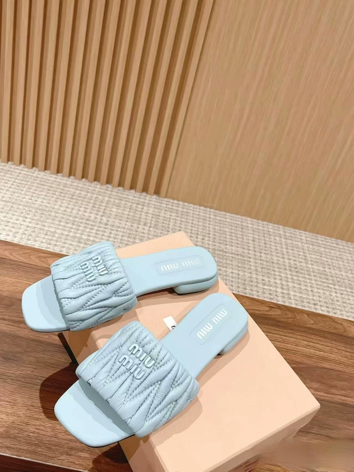 M 25 Spring and Summer New Soft Lambskin Wrinkled Sandals