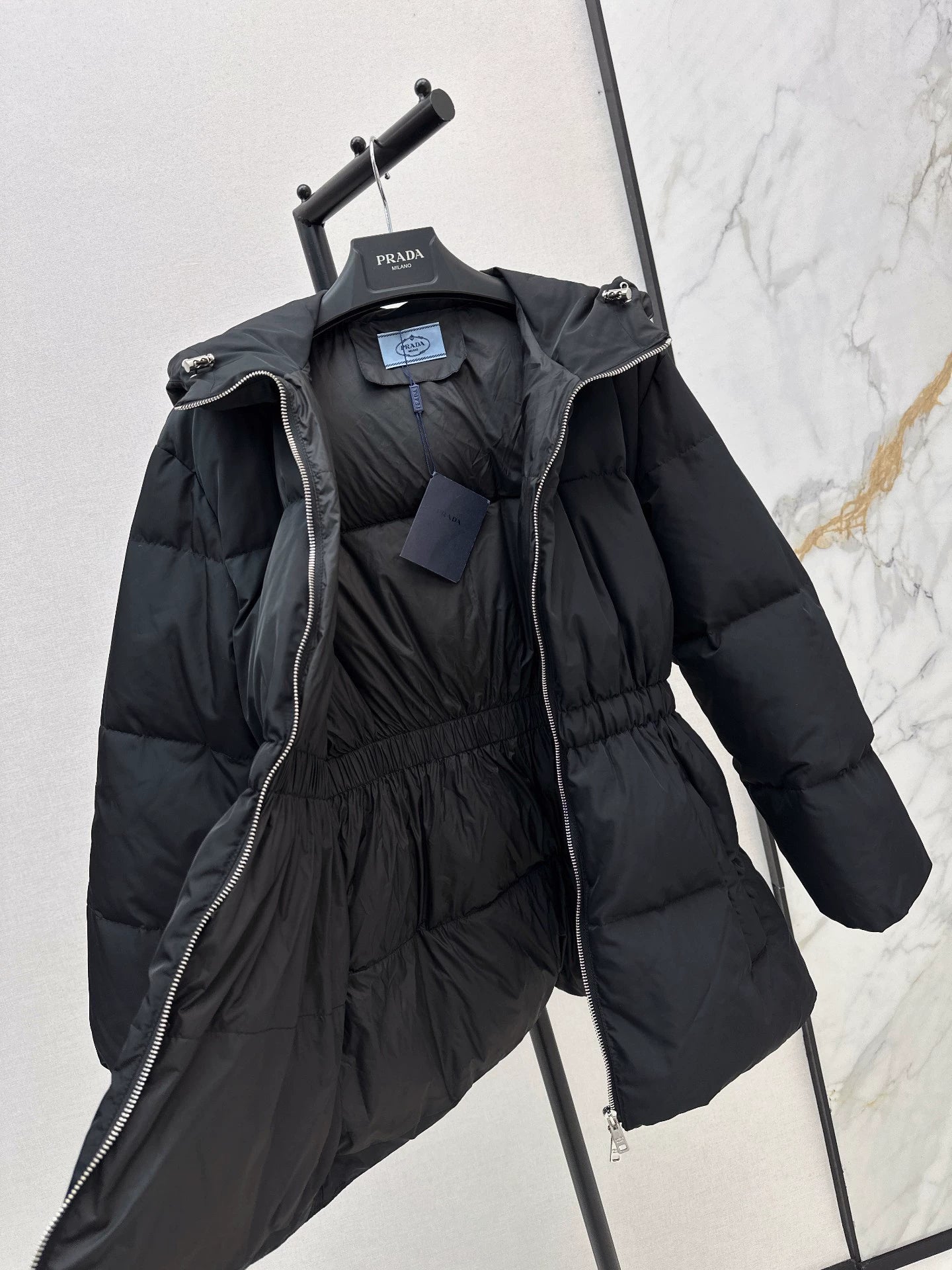 P 25fw Hooded slim-fit mid-length down jacket