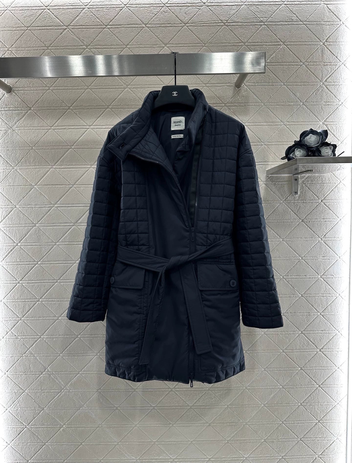 H 25 Stand-up collar, zippered mid-length padded jacket.