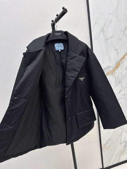 P 25fw belt decoration short suit down jacket