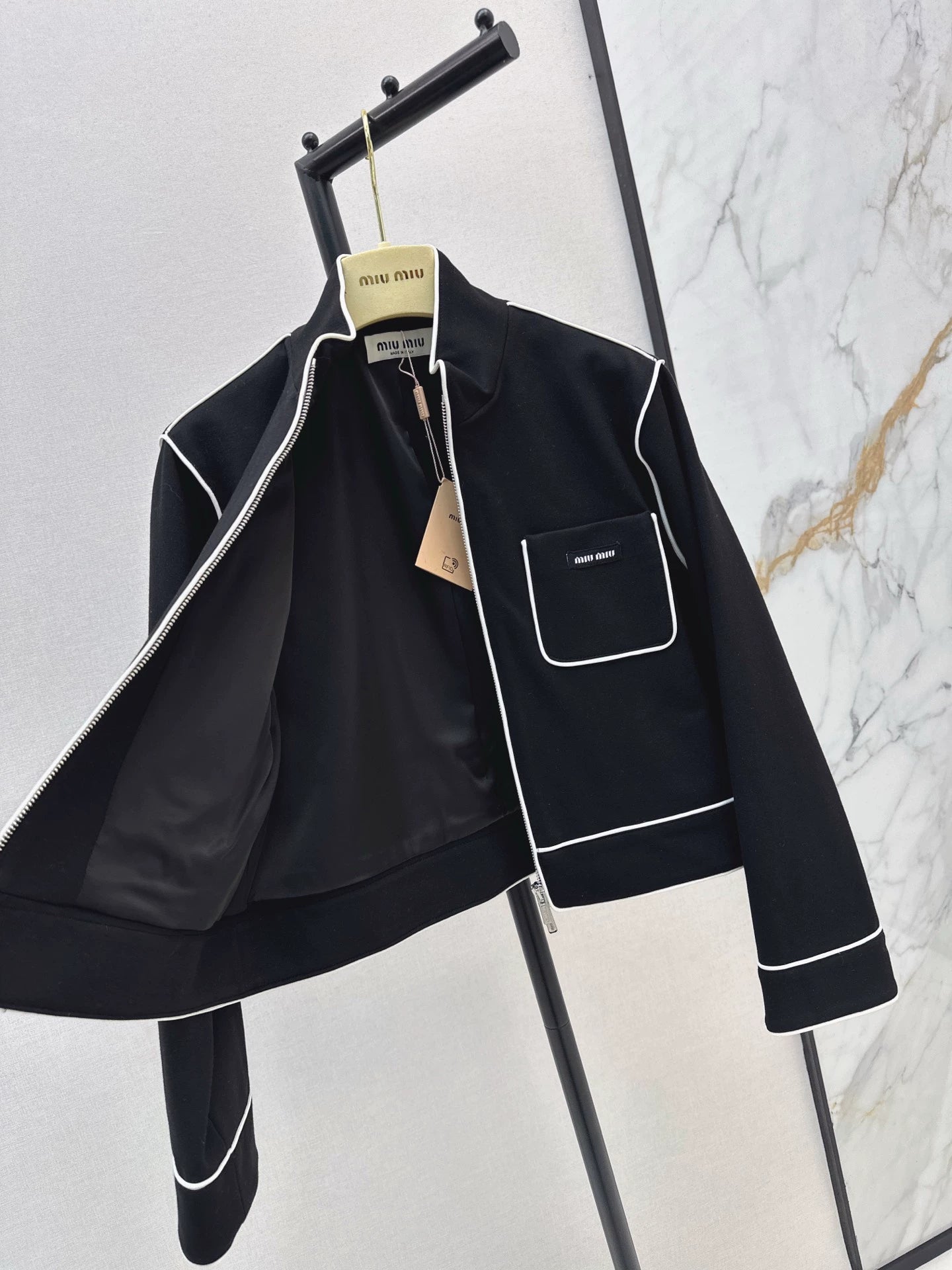 Mi 25 Air layer fabric jacket with trim design
