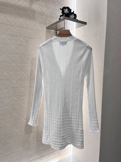 C 25Three-dimensional pattern V-neck open-front knitted skirt