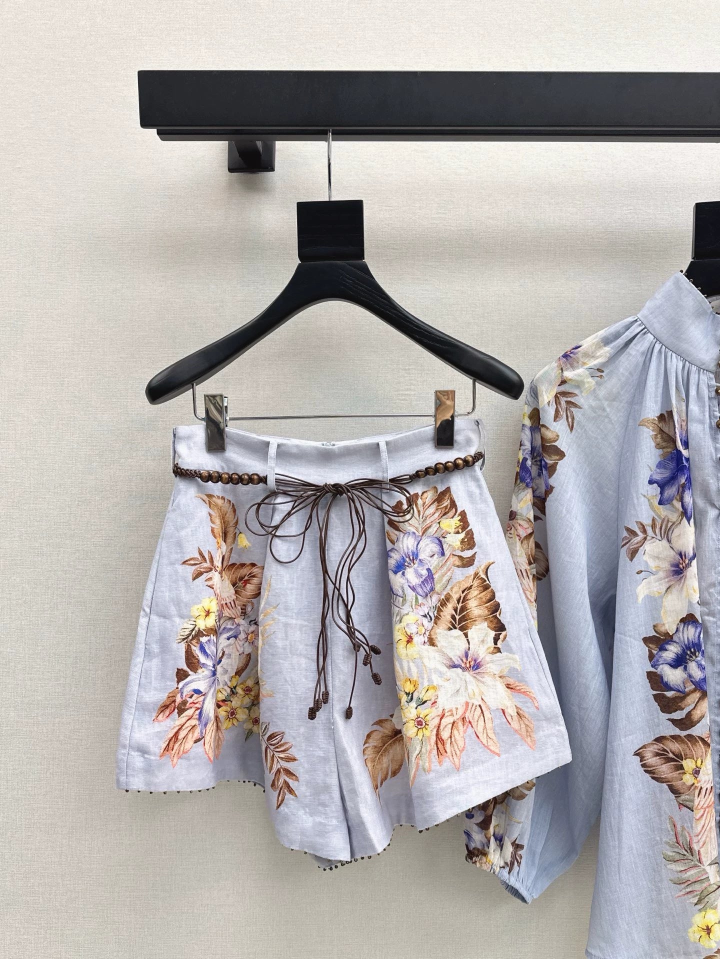 Z 25 – Neueste Resort-Kollektion – Set aus bedrucktem, verziertem Hemd und Shorts 