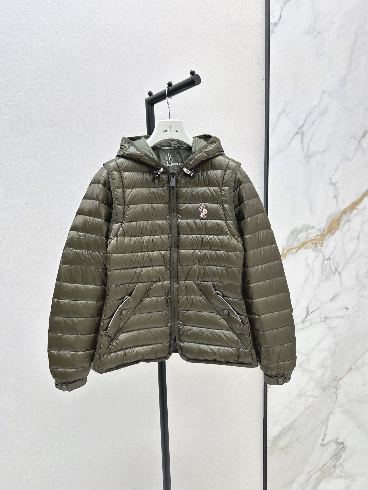 Mon 25fw New lightweight down jacket with detachable sleeves.