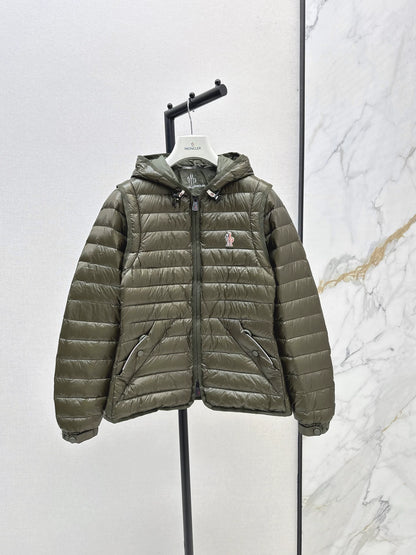 Mon 25fw New lightweight down jacket with detachable sleeves.