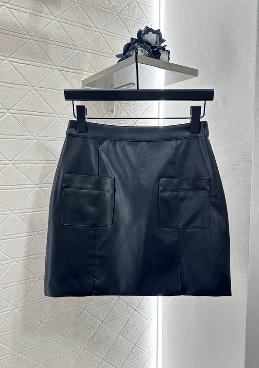 C 25 Hip-hugging leather miniskirt