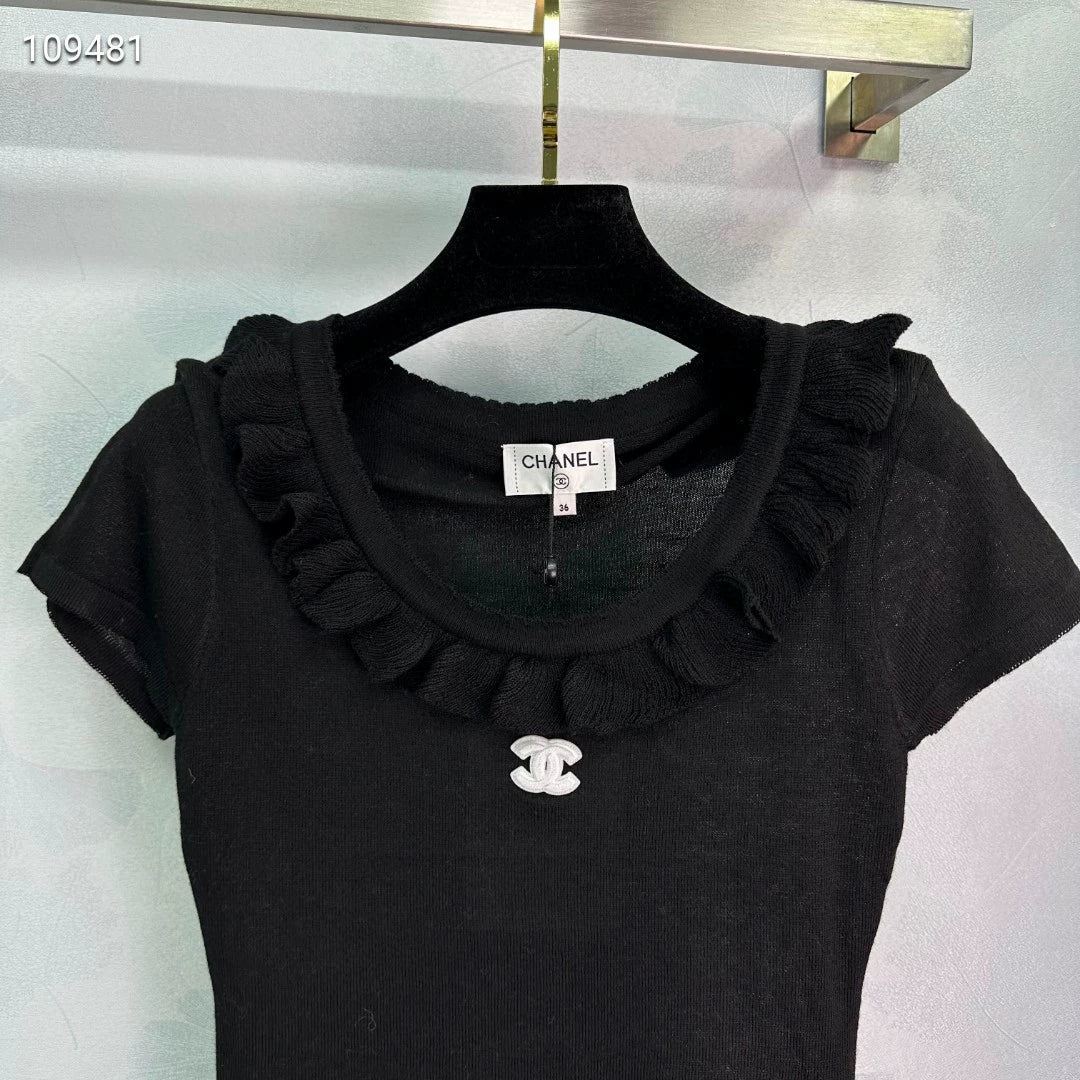 C 25 Crew neckline and short sleeves in a slimming knit.