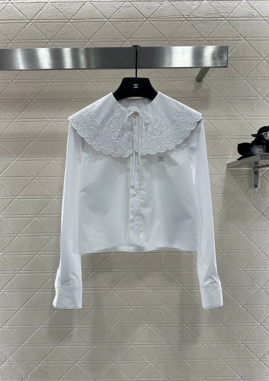 CE 25 Embroidered, hollowed-out shawl collar shirt.