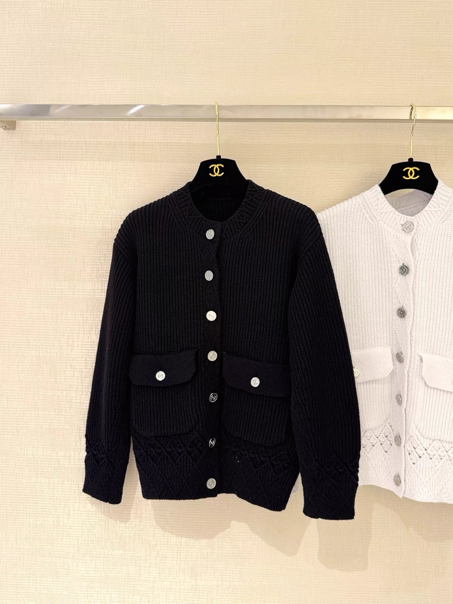 25 Early Autumn New Hollow Three-Dimensional Jacquard Double Pocket Round Neck Knitted Cardigan