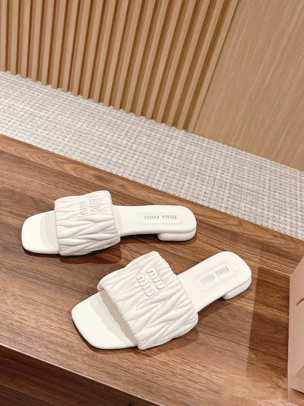 M 25 Spring and Summer New Soft Lambskin Wrinkled Sandals