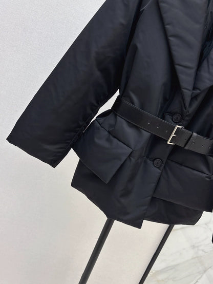 P 25fw belt decoration short suit down jacket