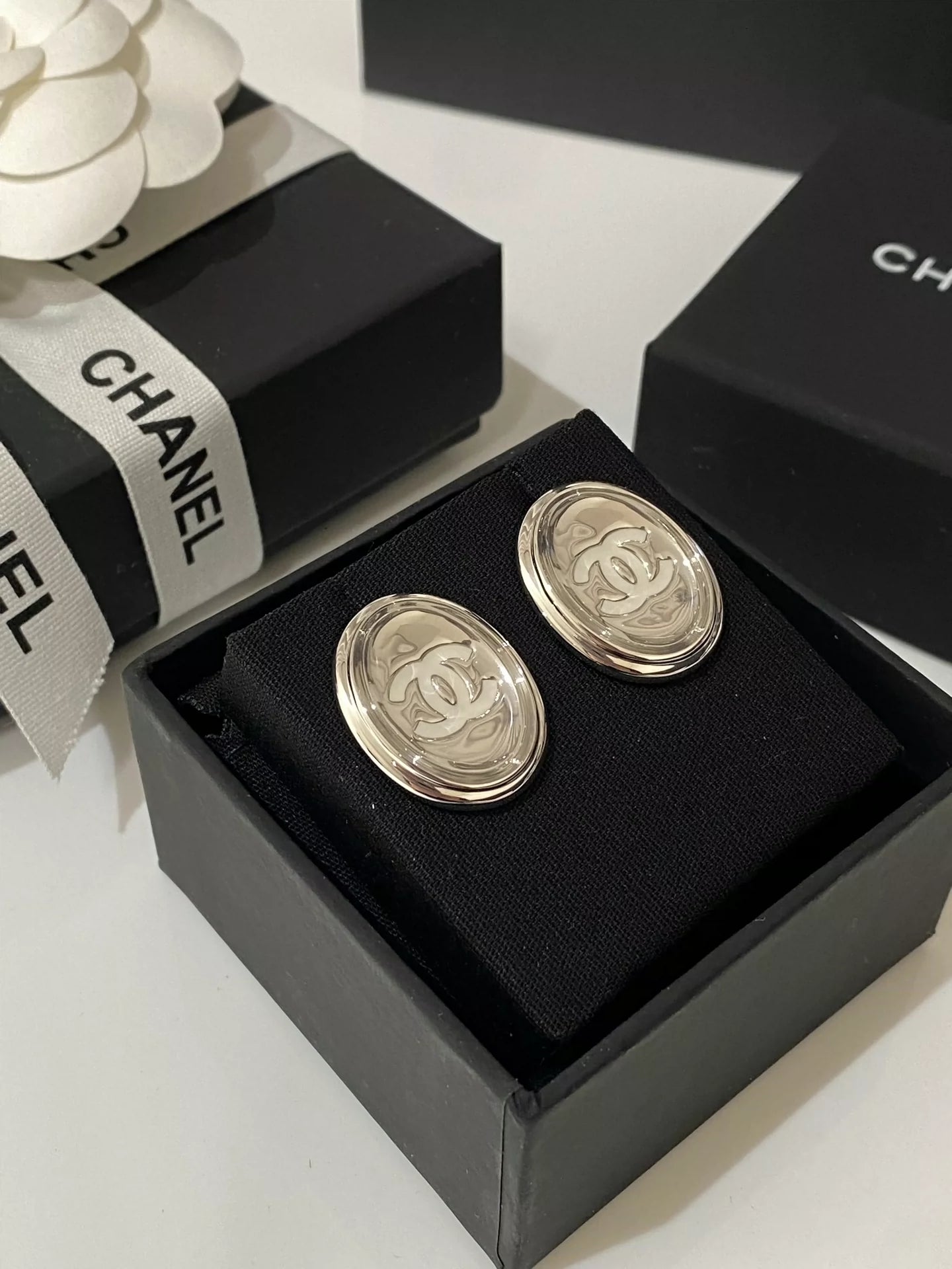 C 25 White Gold Oval Mirror Stud/Ear Clip