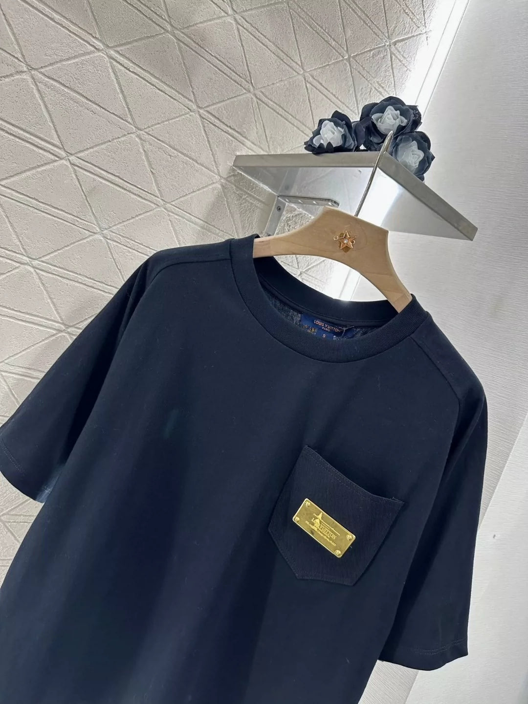 L 25 Frühling und Sommer neues Metalllogo Rundhals Kurzarm-T-Shirt 