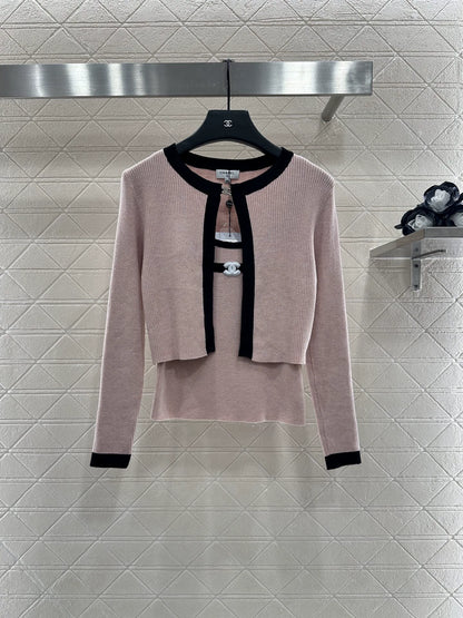 C 25 Two-piece knitted cardigan set with suspenders